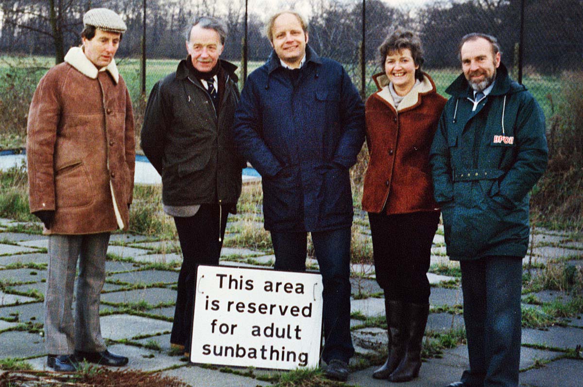 Tony Harris, Gavin Alexander, Stuart Leamy, Jane Smith and Roy Freeman after the pool was handed to the Hampton Pool Limited (now Hampton Pool Trust) in December 1984.